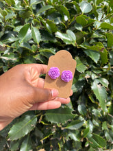 Load image into Gallery viewer, 💜 Purple Resin Flower Earrings – 1 Inch Width | Handmade Floral Studs 💜
